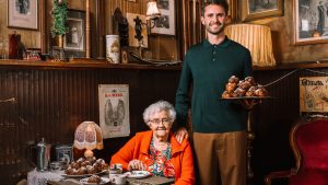 Thumbnail voor Oma Coby (97) en kleinzoon Mark verkopen oliebollen tegen eenzaamheid: 'Met één zak oliebollen kun je ouderen laten rock en rollen'