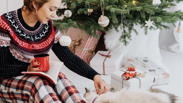 Een vrouw op de bank met kerst trui