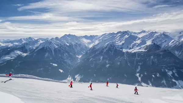 Foto van mensen die skiën in de bergen in Oostenrijk