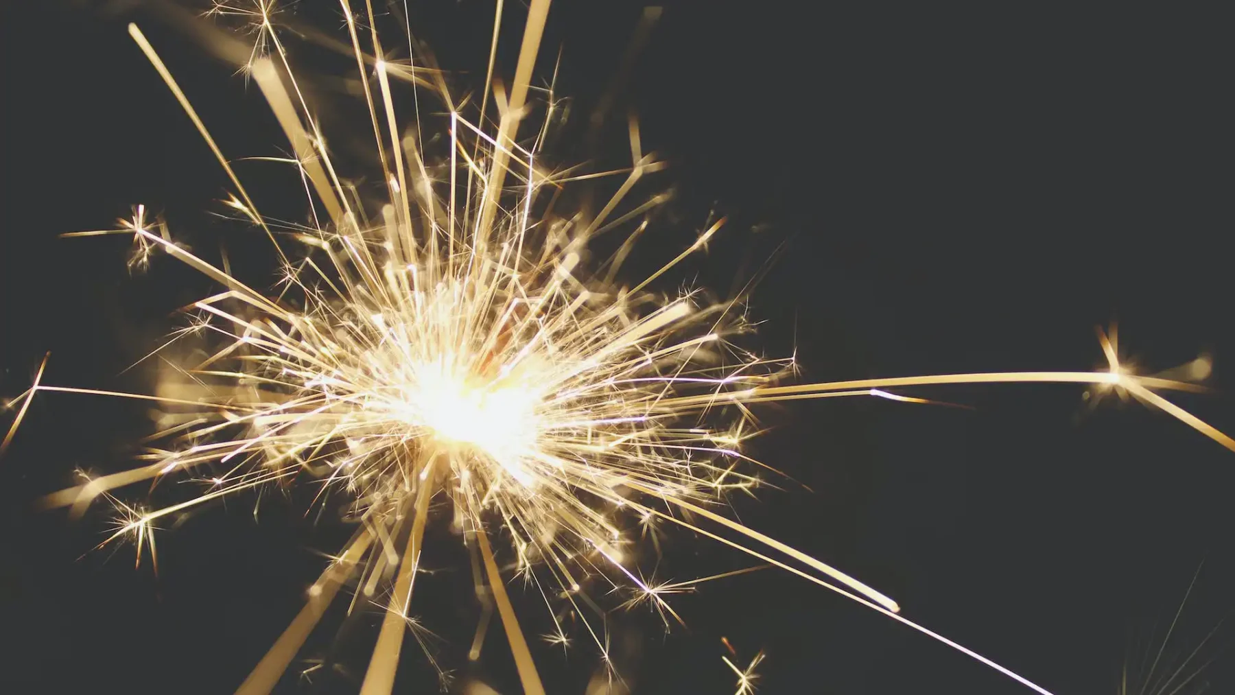 Een sterretje wordt afgestoken tijdens de jaarwisseling