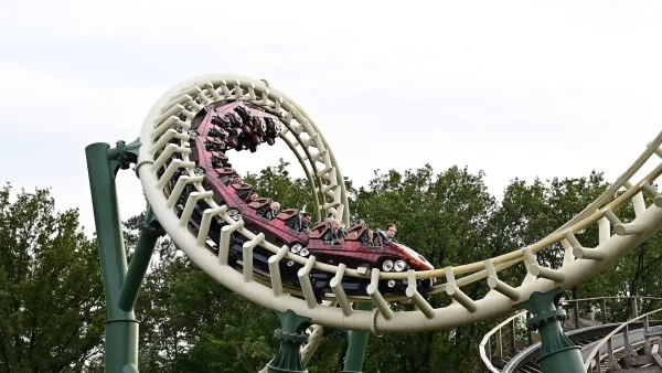 Bezoekers zitten in de achtbaan Python in de Efteling