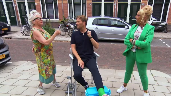 Buurvrouwen Joyce en Tatiana in gesprek met Viktor Brand in 'Mr. Frank Visser doet uitspraak'