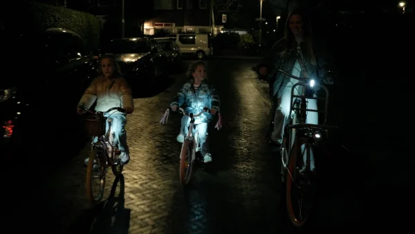 Veiligheidsverlichting kinderen op de fiets in het donker