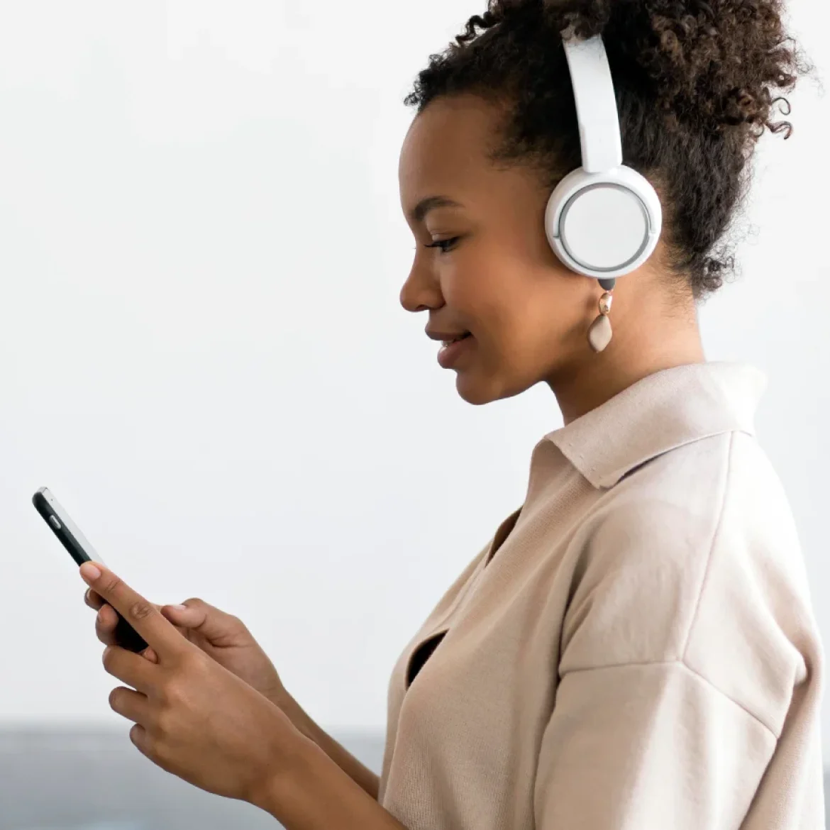 Vrouw luistert naar de beste podcasts van het jaar