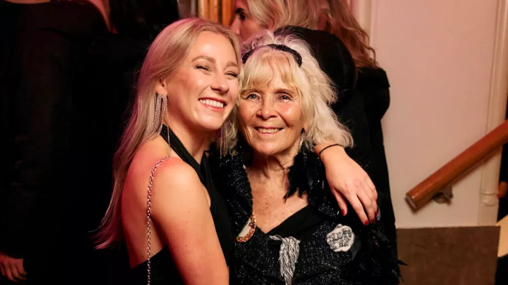 Dominique Oma Joyce samen uit dj booth