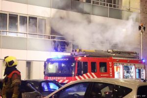 Thumbnail voor Politie onderzoekt balkonbrand waarbij 2-jarig kind gewond raakte