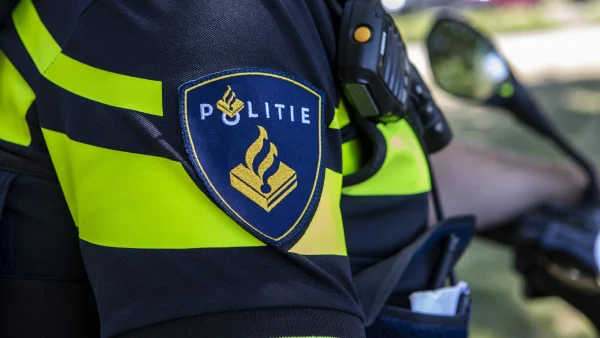 Uniform van een politieagent ingezoomd op de schouder | Overleden man in Utrechts park