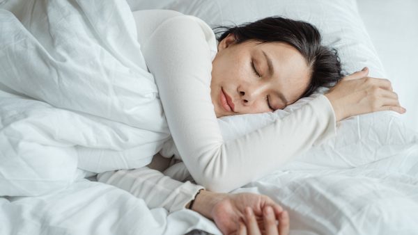 vrouw in pyjama in bed