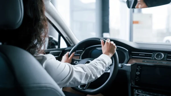 Vrouw pakt auto om vapes te kopen