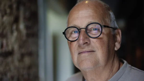 Herman Koch is ongeneeslijk ziek, maar hield het vier jaar lang stil: 'Soms ben ik nergens meer – nergens meer echt'
