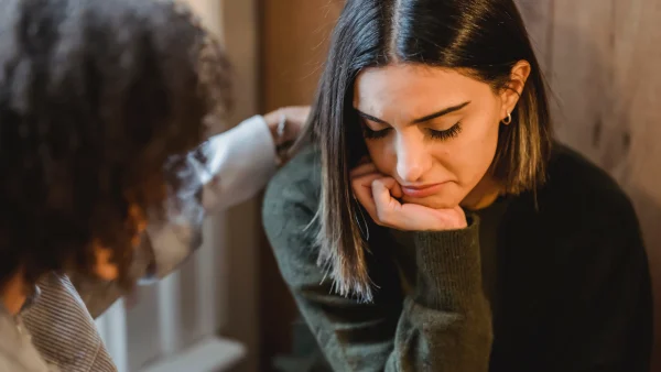 Vriendin troost vriendin met ongezonde relatie