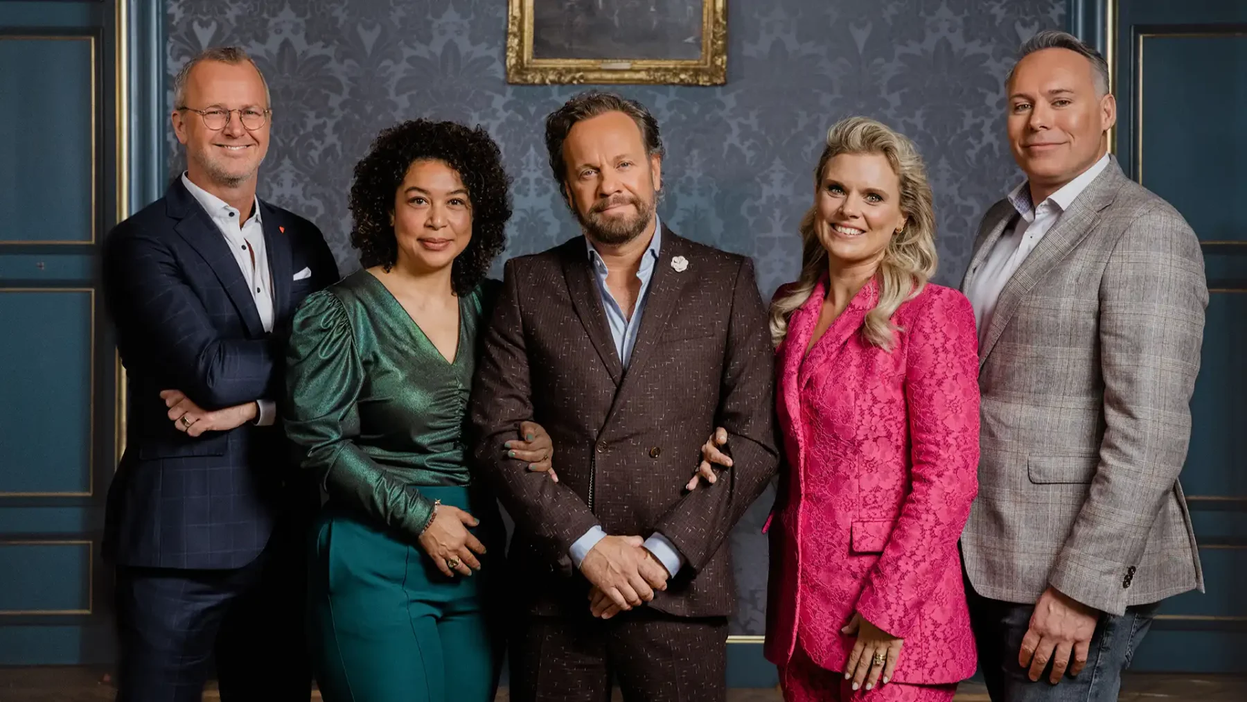 De experts van 'Married At First Sight' met presentator Carlo Boszhard