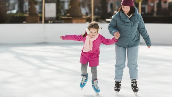 Moeder en dochter aan het schaatsen