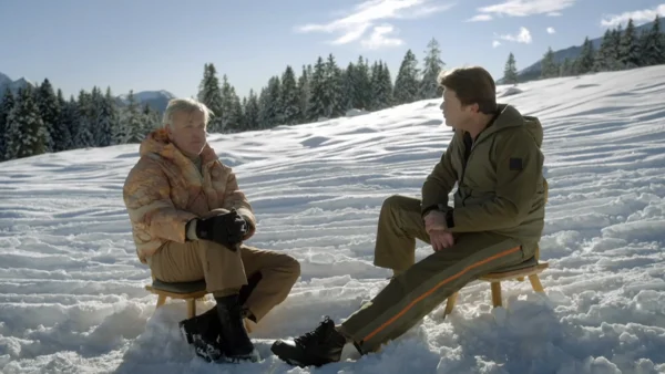 Beau en Gordon zitten in de sneeuw in Casa di Beau