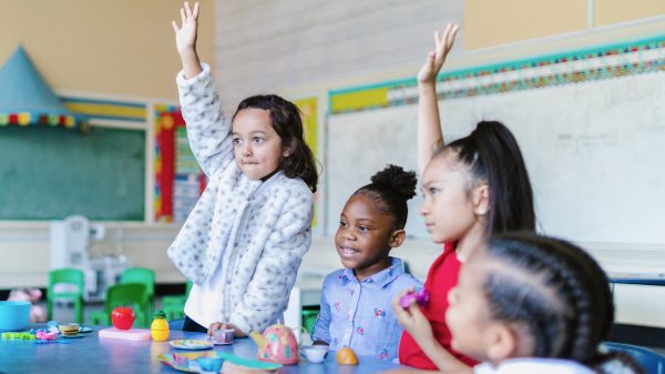 Basisschoolkinderen in een klaslokaal