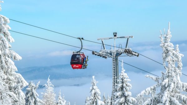 skigondel in de bergen met sneeuw