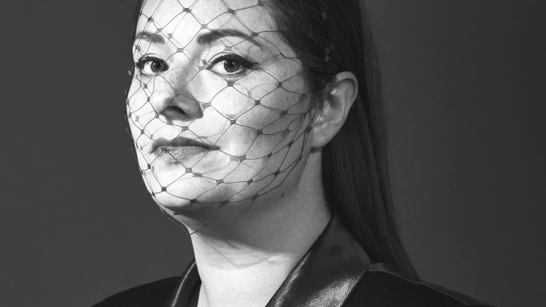 Mara (31) werd jong weduwe Zwartwit foto van vrouw met donker haar en een doorzichtige rouwsluier voor haar gezicht