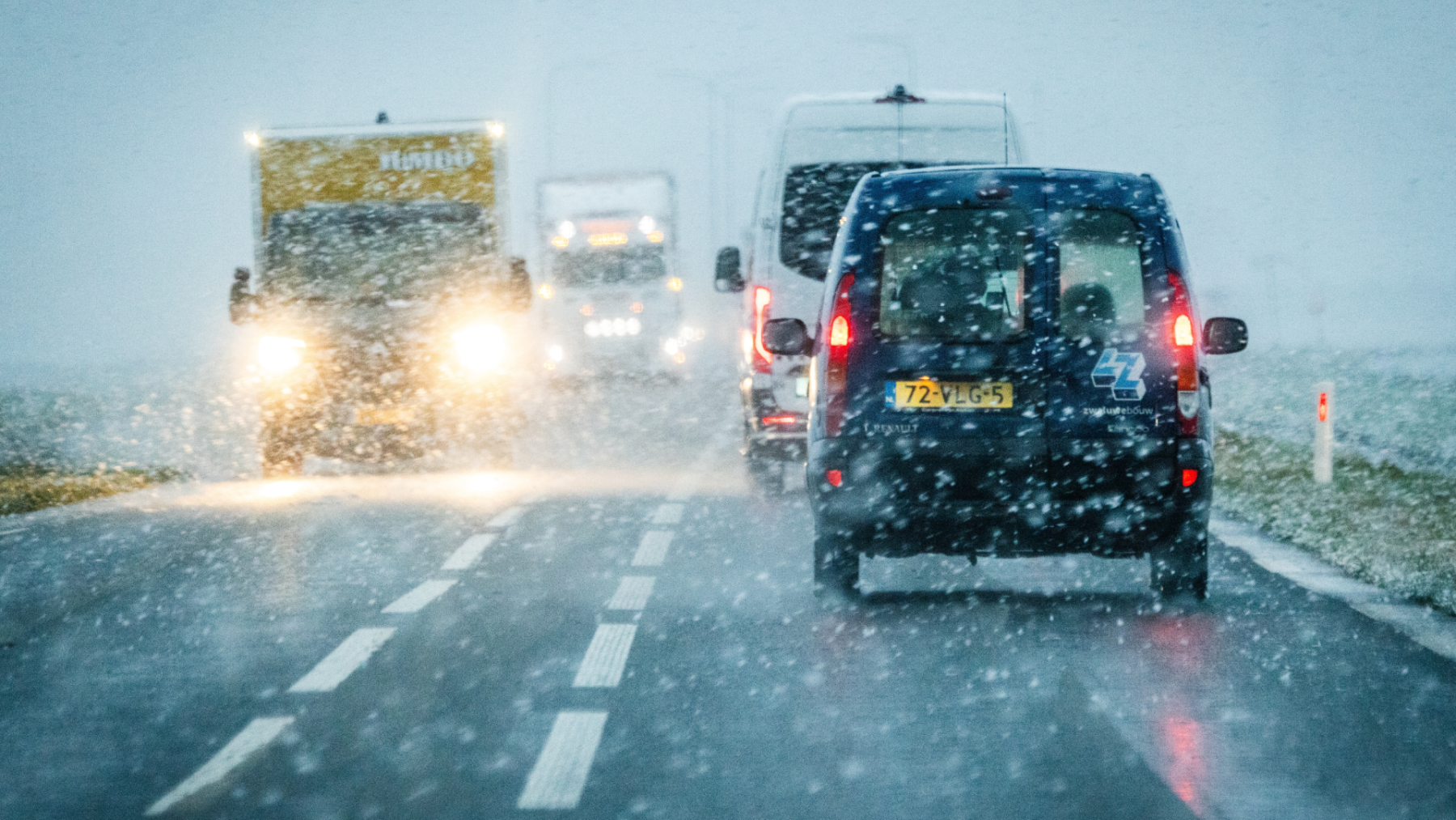 Verkeer tijdens de ochtendspits met sneeuw