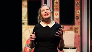 Thumbnail voor Tjitske Reidinga speelt onewomanshow in theater: 'Ik wil niet alleen maar grappig of alleen maar tragisch zijn'