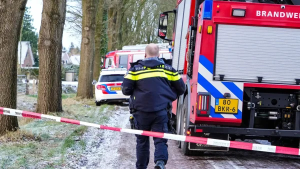 Politie en brandweer zijn ter plaatse na de schietpartij in Weiteveen