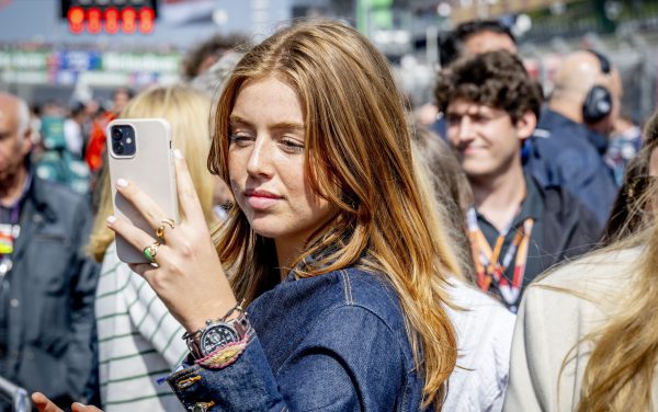 ZANDVOORT - Gravin Luana koning willem alexander koningin maxima en prinses Alexia en prinses amalia tijdens de dutch gp Op het circuit van Zandvoort beginnen de Formule 1-coureurs aan de Grote Prijs van Nederland. Wereldkampioen Max Verstappen kan zijn negende achtereenvolgende grand prix winnen. ANP /HOLLANDSE/HOOGTE /ROBIN UTRECHT