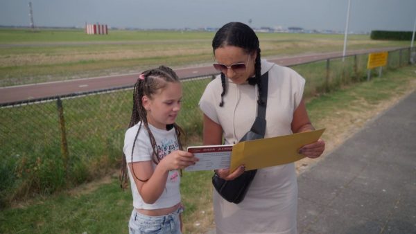 Sandrina en Samira komen eracher dat ze gaan vliegen in 'Steenrijk, Straatarm'