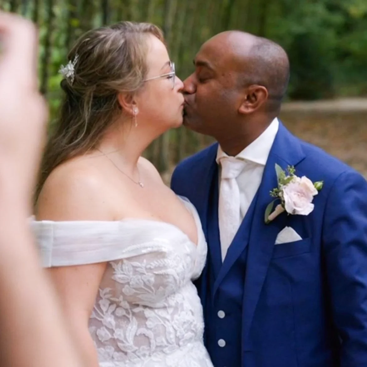 Malou en Sarath geven elkaar de eerste kus in 'Married at Frist Sight' MAFS