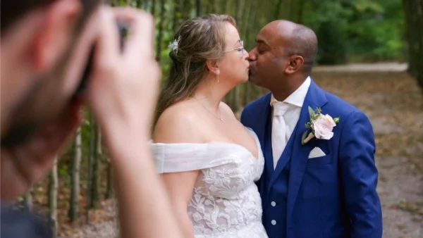 Malou en Sarath geven elkaar de eerste kus in 'Married at Frist Sight' MAFS