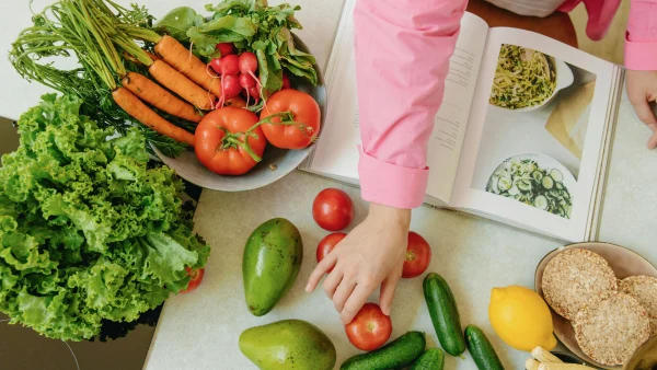 Vrouw is aan het koken met groenten