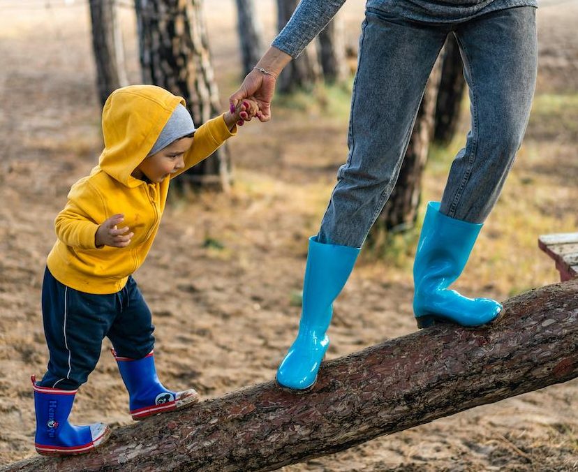 Kind en ouder aan het spelen