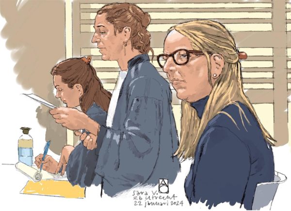 Rechtbanktekening van de moeder met lang blond haar en een bril en de advocaat