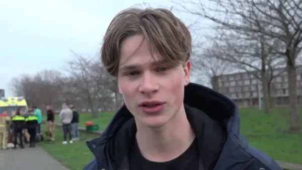 Tim redder bejaarde vrouw