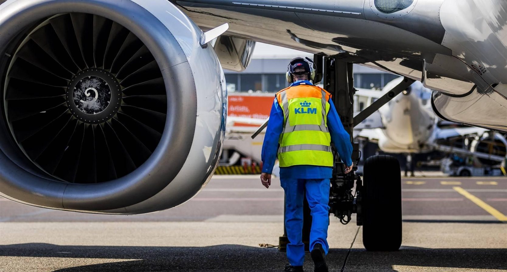 Kerosine-uitstoot gevaarlijk voor gezondheid werknemers Schiphol - LINDA.nl