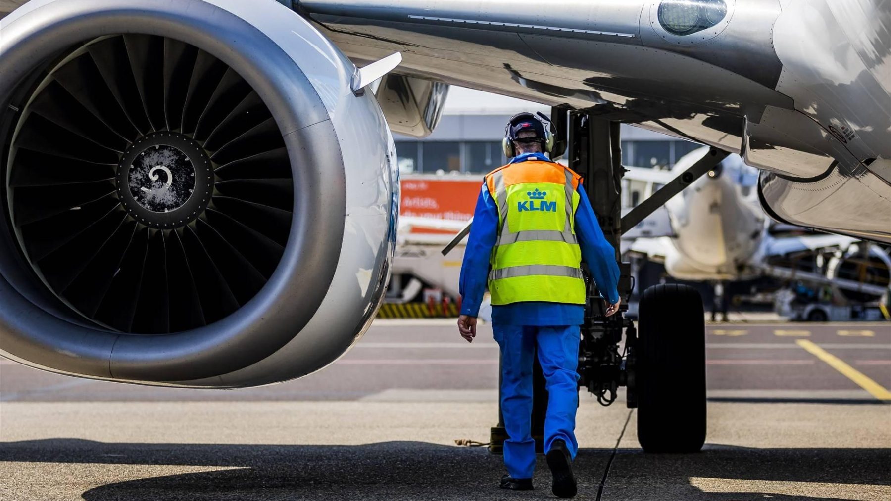 Werknemer Schiphol bij motor van een vliegtuig | artikel over kerosine uitstoot