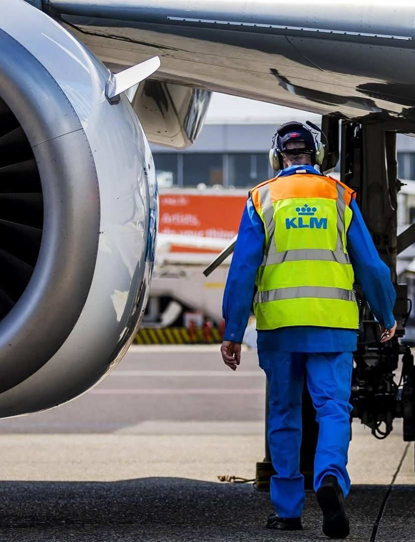 Werknemer Schiphol bij motor van een vliegtuig | artikel over kerosine uitstoot