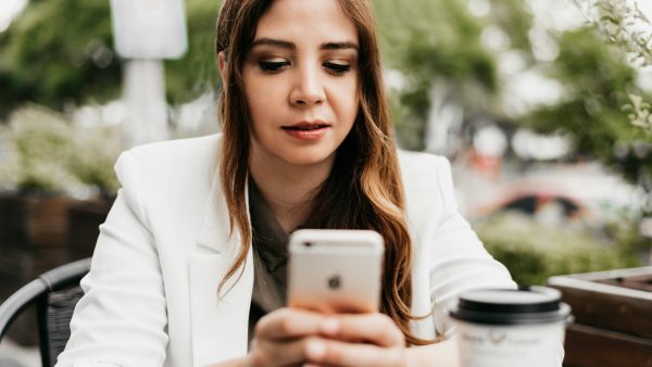 Tikkie te veel meisje met telefoon