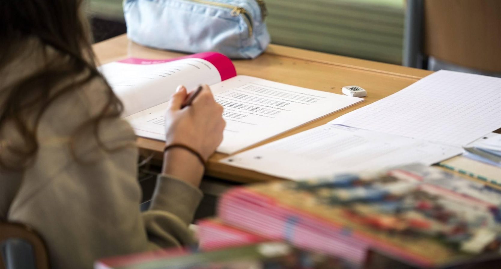 Meisje werkt aan doorstroomtoets
