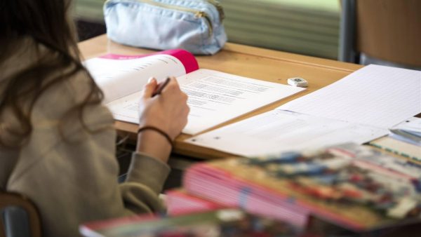 Meisje werkt aan doorstroomtoets