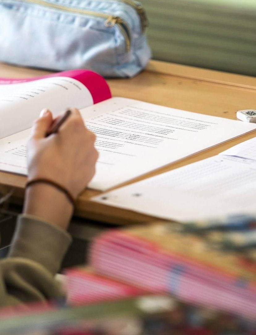 Meisje werkt aan doorstroomtoets