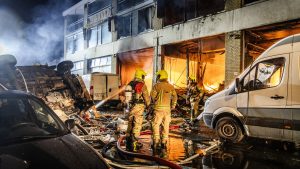 Thumbnail voor Drie vermisten na explosie en grote brand in wooncomplex Rotterdam