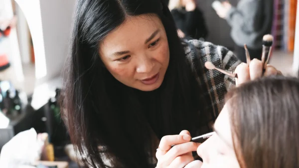 Visagist Connie Man deelt haar beautygeheim: 'Dit is een filter in een potje'