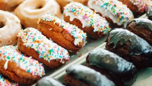 Donuts en brownies op een bakplaat