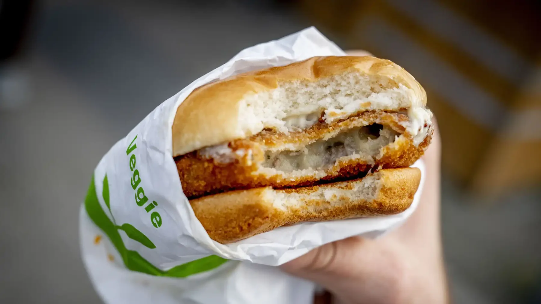 Een vegetarische McKroket met een hap eruit