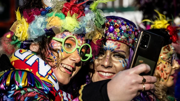 Twee vrouwen verkleed