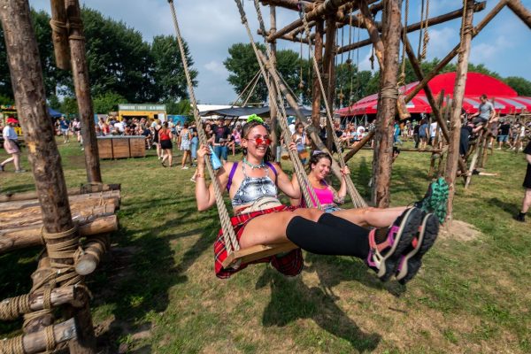 Vrouw schommelt op festival Lowlands