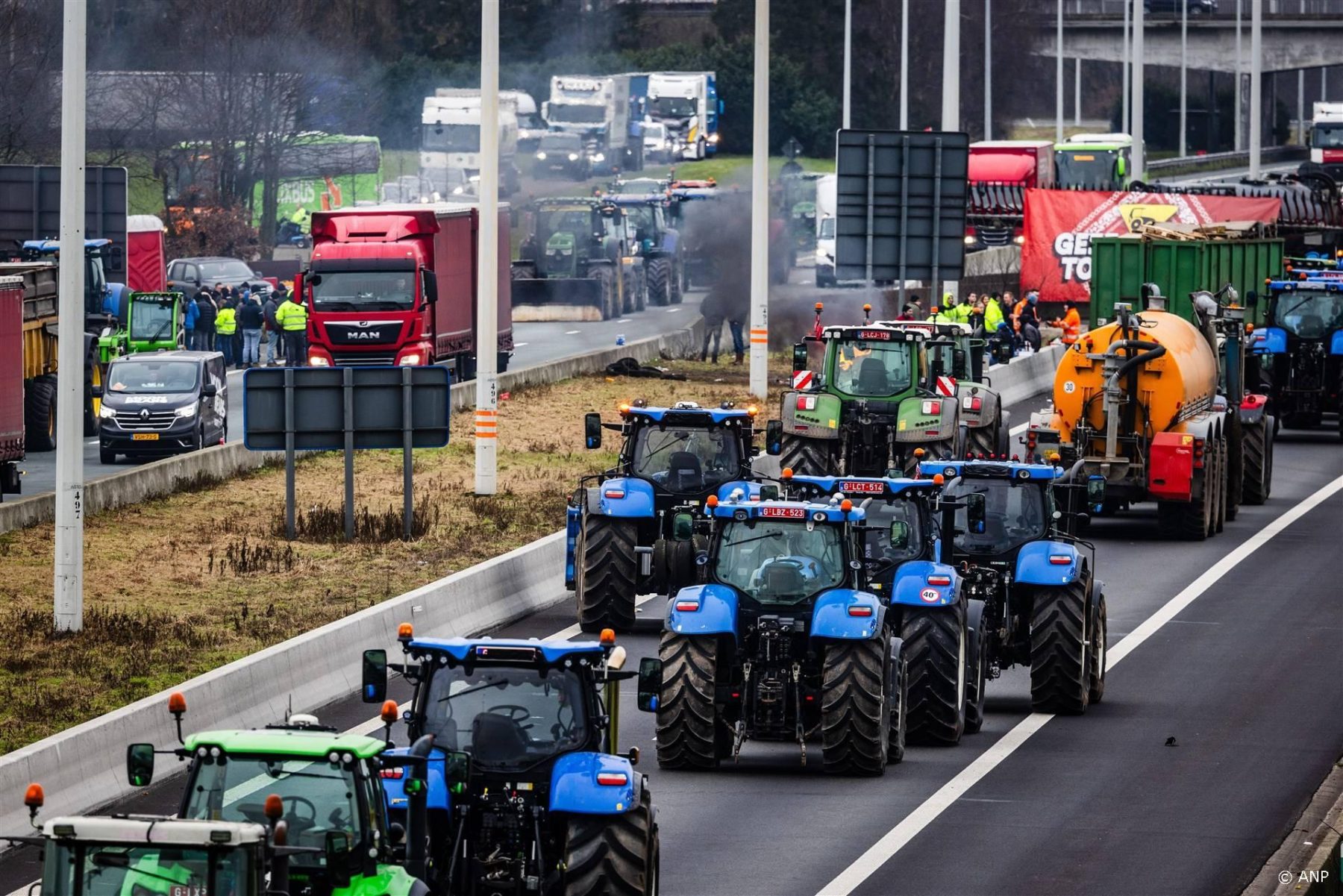 Boeren de weg op vanaf McDonald’s in Winschoten