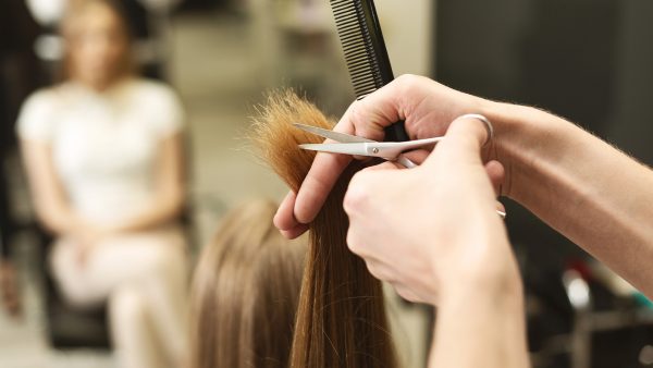 Waarom kappers vrouwen niet meer mogen laten betalen dan mannen