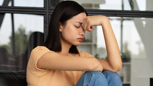 Vrouw heeft PDD en zit op de bank