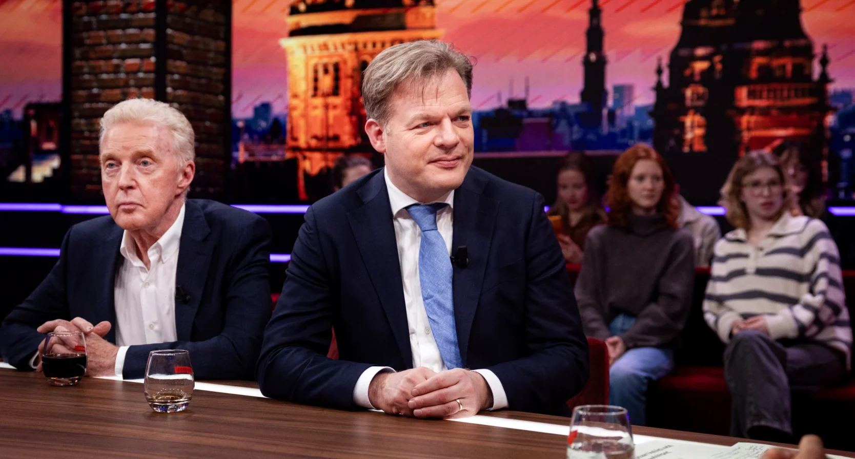 omtzigt aan tafel bij Humberto