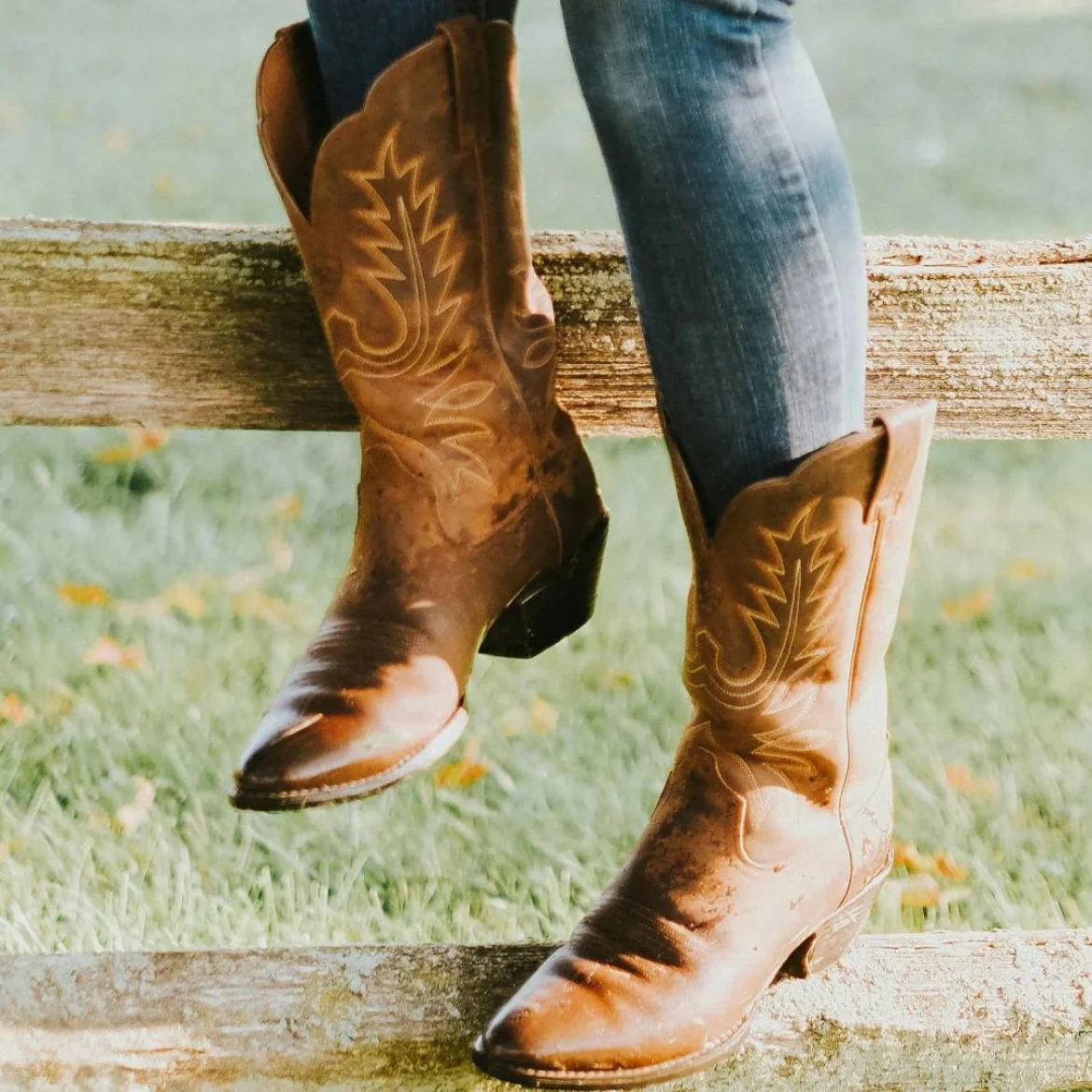 Emma verkocht haar cowboylaarzen via Marktplaats: 'Voor de deur stond een grote, dikke, kalende man'